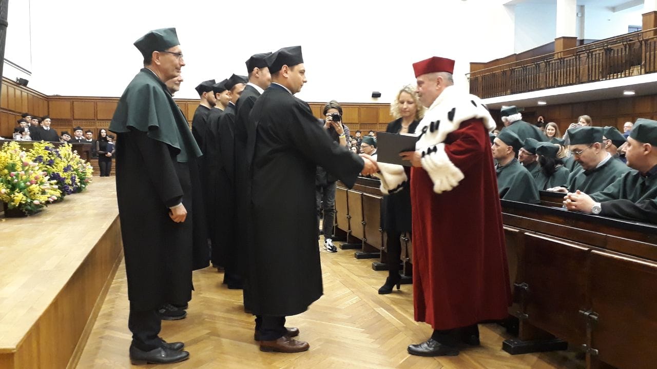 Wręczenie dyplomu dr Adrianowi Ochtyrze przez Rektora